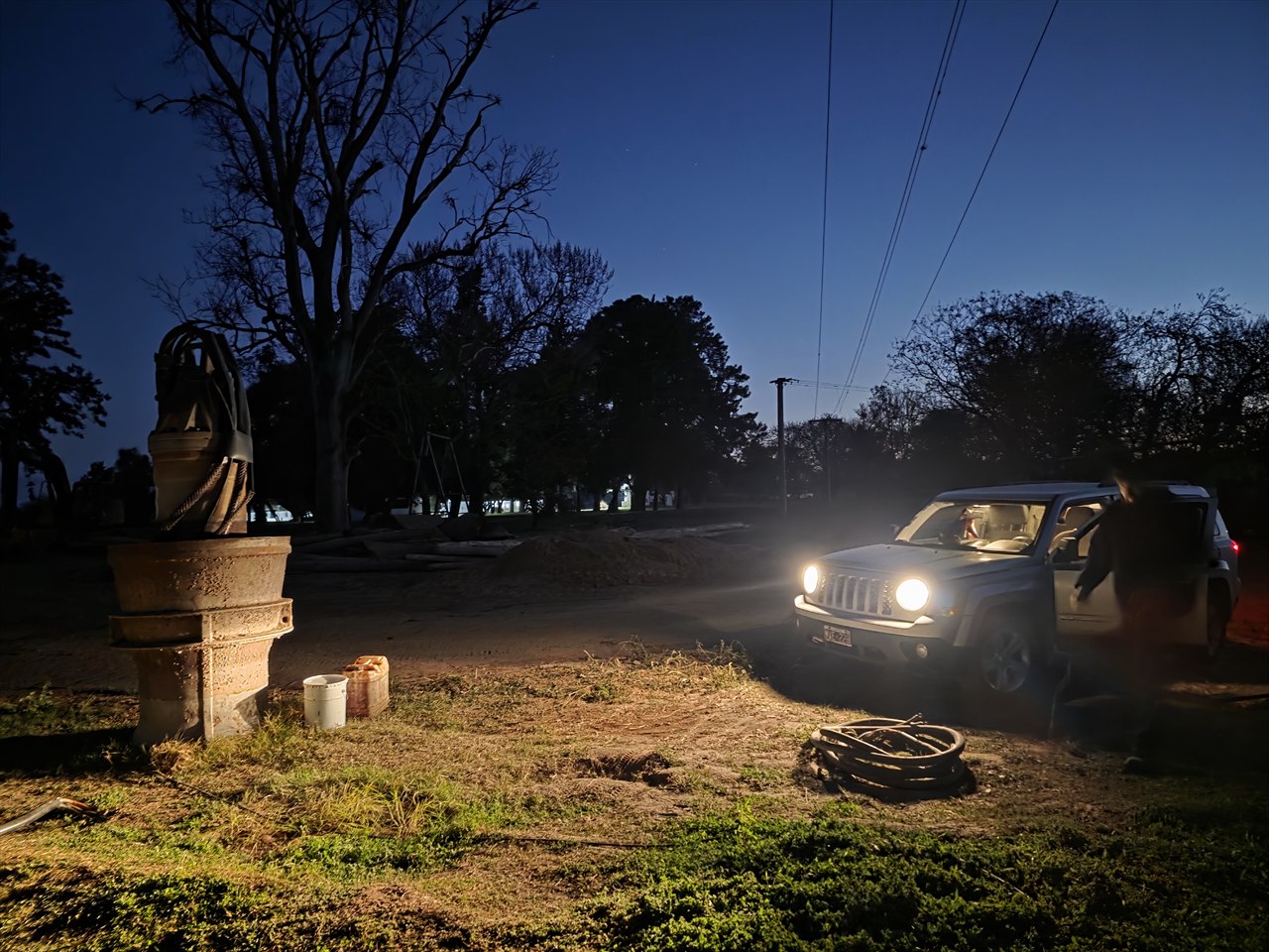 Trabajo nocturno con iluminación vehicular
